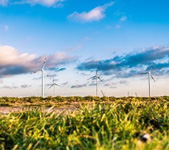 翻越山岭的晴朗天空