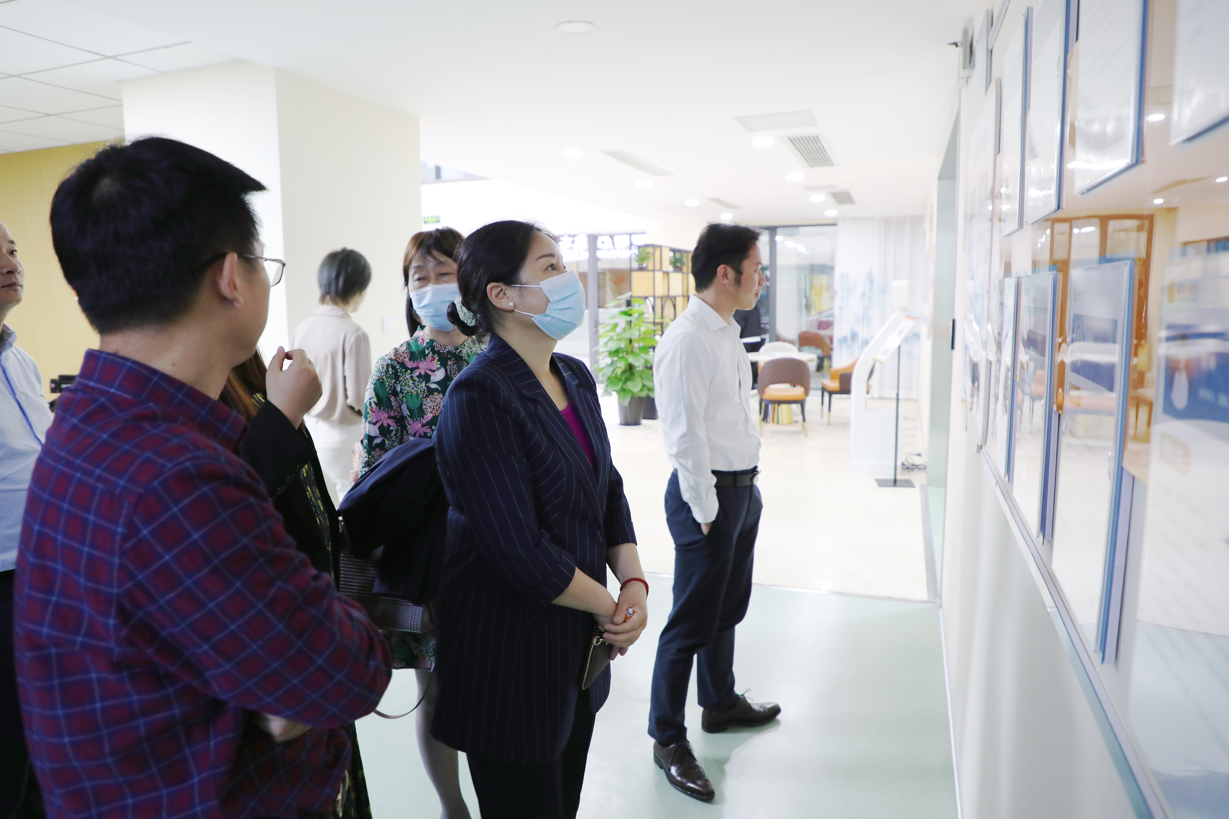 南京市教育局领导莅临爱聆心医生参观考察